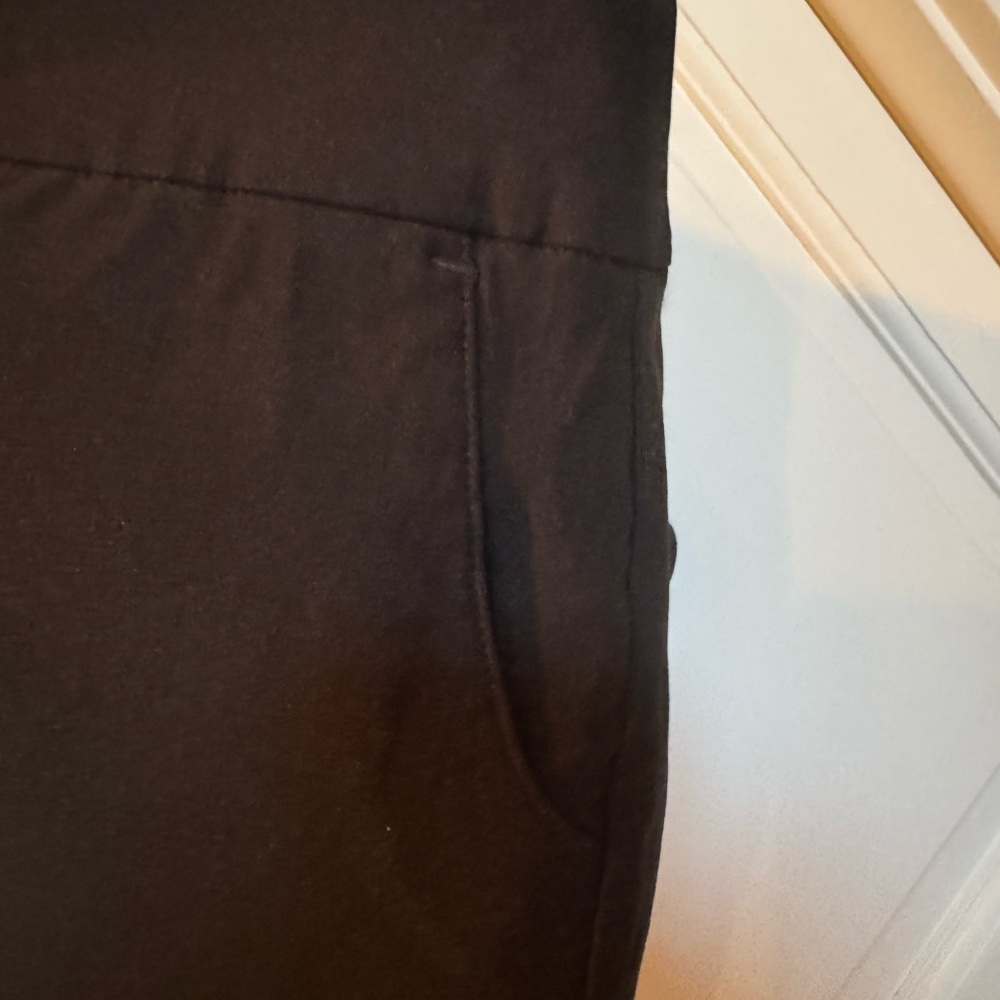 Classic yet casual  Black Skirt -10 - Picture 4 of 5